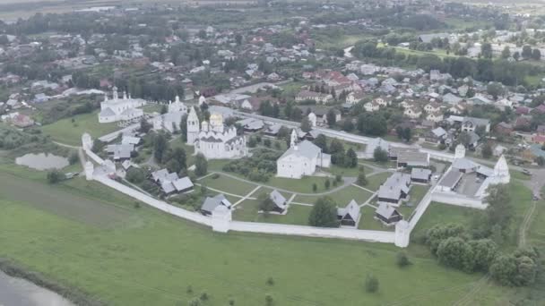 Susdal, Russland. Flucht. Das Kloster des Heiligen Schutzes der Stadt Susdal. 4K — Stockvideo