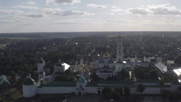 Sergiev Posad, Rusya. Trinity-Sergius Lavra, Rus Ortodoks Kilisesi 'nin en büyük erkek manastırıdır. Sergiev Posad şehrinin merkezinde yer almaktadır. Gün batımı ışığı. 4K — Stok video