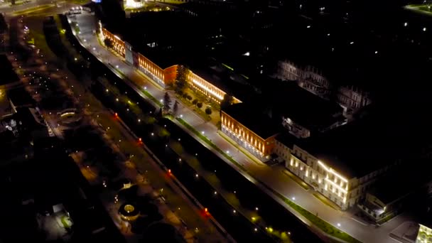 Tula, Rusland. Luchtfoto van de stad 's nachts. Rivierdijk, fabrieken. 4K — Stockvideo