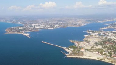 Sivastopol, Kırım. Konstantinovskaya Körfezi girişi. Şehrin panoramik manzarası. 4K