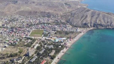 Sudak, Kırım. Sudak seti. Plajlı Karadeniz kıyısı. 4K