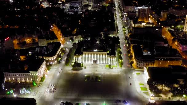 Voronezh, Rusland. Lenin Square. De bouw van de regering van de regio Voronezh. Stadsnachtzicht. 4K — Stockvideo