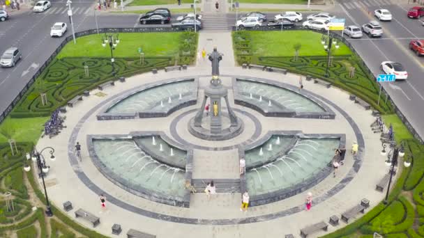 Krasnodar, Russia. Alexandrovsky Boulevard. Monumento alla Santa Grande Martire Caterina con fontana. Arco trionfale. Vista aerea. 4K — Video Stock