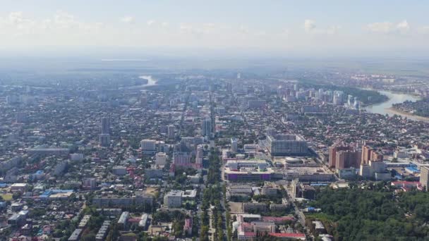 Krasnodar, Rusya, Krasnaya Caddesi. Yaz aylarında şehir merkezine uçuyorum. 4K — Stok video