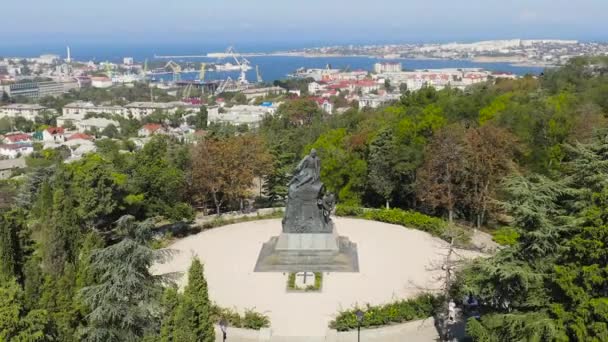 Sebastopol, Crimeia. Malakhov Kurgan. Monumento ao Vice-Almirante V.S. Kornilov foi construído em 1895. 4K — Vídeo de Stock