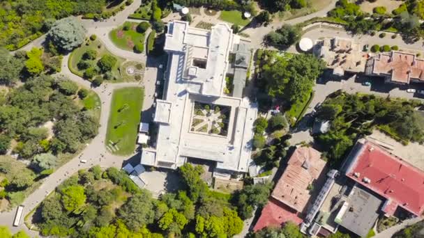 克里米亚Livadia 。利瓦迪亚宫（Livadia Palace），位于黑海海岸，位于克里米亚雅尔塔地区的利瓦迪亚村。碑文被翻译成英文-利瓦迪亚宫1911-2020 。4K — 图库视频影像
