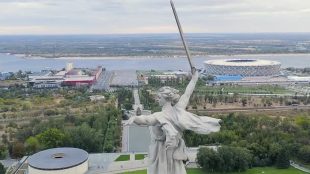 Volgograd, Russia. Evening view of the sculpture Motherland Calls! on the Mamaev Kurgan in Volgograd. Cloudy weather. 4K — Stock Video