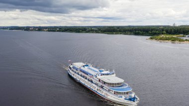 Rusya, Yaroslavl - 14 Ağustos 2020: Yolcu gemisi Pavel Bozhev, Strelka (Tükürük) parkı boyunca Volga Nehri 'nden geçer.  