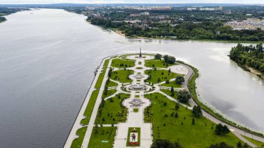 Rusya, Yaroslavl - 14 Ağustos 2020: Strelka (Spit), Yaroslavl 'ın 1000. yıldönümü anıtı. Yaroslavl şehrinin 1000. kuruluş yıldönümü anısına açıldı.  