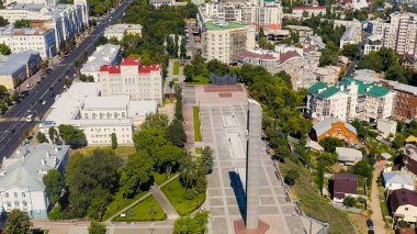 Voronezh, Rusya - 23 Ağustos 2020: Zafer Meydanı. Zafer Meydanı 'nda Stele. Voronezh 'in Kurtarıcıları Anıtı, Hava Görüntüsü  
