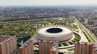 Krasnodar, Rusya - 29 Ağustos 2020: Krasnodar - Krasnodar şehrindeki bir futbol stadyumu. Halk Parkı Krasnodar (Galitsky Parkı). Yaz hava manzarası, Hava manzarası  