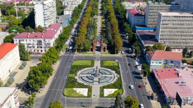 Krasnodar, Rusya - 29 Ağustos 2020: Alexandrovsky Bulvarı Parkı. Kutsal Büyük Şehit Catherine 'in fıskiyeli anıtı. Hava görüntüsü, Hava Görüntüsü  