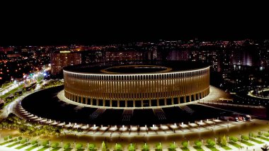 Krasnodar, Rusya - 29 Ağustos 2020: Krasnodar - Krasnodar şehrindeki bir futbol stadyumu. Halk Parkı Krasnodar (Galitsky Parkı). Gece parkın üzerinde uçarken, Aerial View  