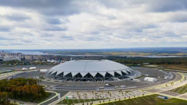 Samara, Rusya - 20 Eylül 2020 Samara Arena Stadyumu. Sonbahar bulutları, Hava Görünümü  