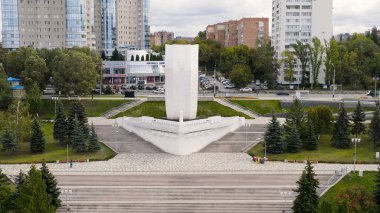 Samara, Rusya - 20 Eylül 2020: Stella Rook. Volga Nehri 'nin kıyısında, Aerial View  