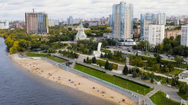 Samara, Rusya - 20 Eylül 2020: Stella Rook. Volga Nehri 'nin kıyısında, Aerial View  
