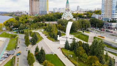 Samara, Rusya - 20 Eylül 2020: Stella Rook. Volga Nehri 'nin kıyısında, Aerial View  