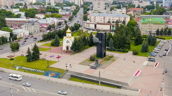 Ivanovo, Rusya - 12 Ağustos 2020: şehir merkezi üzerinde uçuş. Devrim karesi. 1905 Devrimi 'nin Savaşçıları Anıtı, Havadan Bakış  