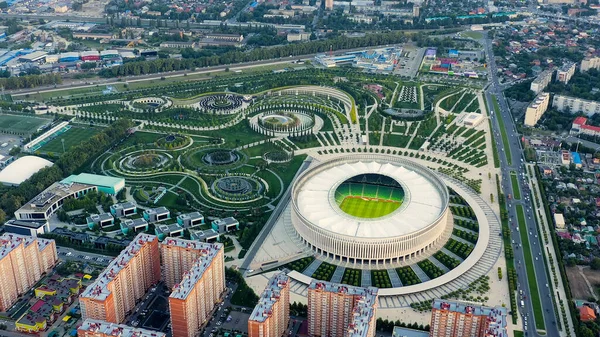 Krasnodar, Rusya - 26 Ağustos 2020: Krasnodar - Krasnodar şehrindeki bir futbol stadyumu. Halk Parkı Krasnodar (Galitsky Parkı). Gün batımı, Hava Görünümü  