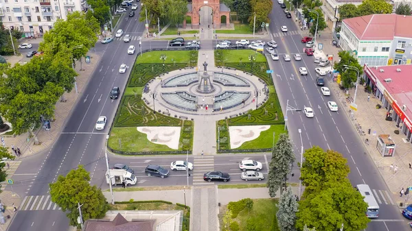 Krasnodar, Rusya - 27 Ağustos 2020: Alexandrovsky Bulvarı. Kutsal Büyük Şehit Catherine 'in fıskiyeli anıtı. Zafer Kemeri. Hava görüntüsü, Hava Görüntüsü  