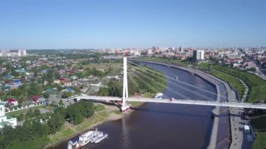 Tyumen şehri, Tura Nehri Embankment 'ı, Aşıklar Köprüsü. Rusya, Tyumen. 4K