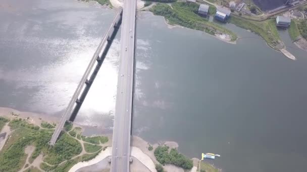 Kuznetsk bron över floden Tom. panoramautsikt över staden Kemerovo. Ryssland. 4K — Stockvideo
