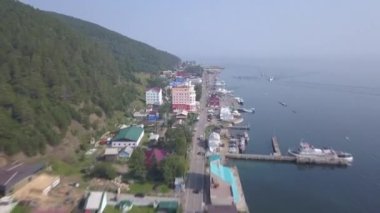 Rusya, Irkutsk, Listvyanka yerleşimi. Baykal Gölü seti, liman.