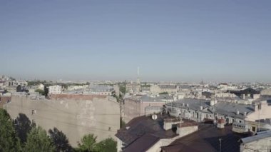 Saint-Petersburg, Rusya. Neva Nehri. Hare Adası ve Artelery Adası 'nın panoramik hava manzarası. Peter-Pavel 'in Kalesi. Üçlemeci Köprüsü. 4K