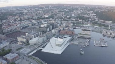Oslo, Norveç. Oslo Opera Binası. Opera Oslo. Kasabayı gören bir manzara. Gün batımı. 4K