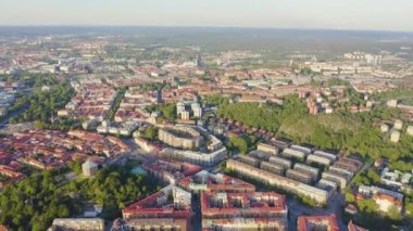 Göteborg, İsveç. Şehrin merkez kısmının panoraması. Gün batımı. 4K