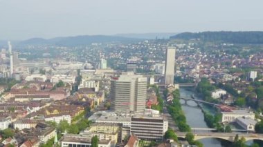 Dolly zoom. Zürih, İsviçre. Gökyüzünden şehrin panoraması. Gewerbeschule alanı, Limmat nehri