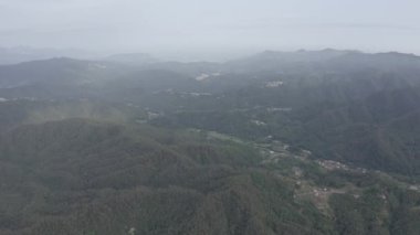 İtalya. Orman, dağlarla ve villalarla kaplıydı. Liguria Bölgesi 'ndeki Pignone bölgesi, La Spezia ili' ne bağlı. 4K
