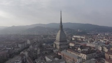 Torino, İtalya. Şehrin üzerinde uçuş. Köstebek Antonelliana. 121 metre yüksekliğinde kubbesi ve kubbesi olan bir 19. yüzyıl binası. 4K