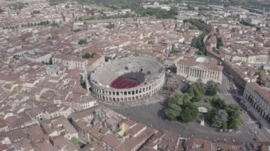 Verona, İtalya. Tarihi şehir merkezinin üzerinde uçuyor. Arena di Verona, yaz mevsimi. 4K