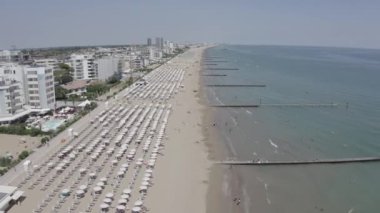 İtalya, Jesolo. Lido di Jesolo ya da Jesolo Lido, Venedik 'in Jesolo şehrinin plaj bölgesi. 4K