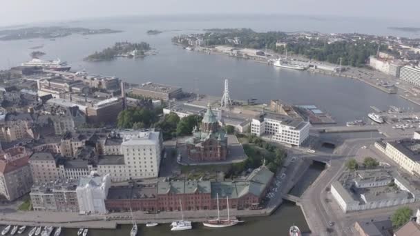 Хельсинки, Финляндия. Воздушный вид на центр города. Успенский собор. 4K — стоковое видео