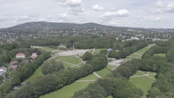Осло, Норвегия. Общественный парк Фрол с множеством скульптур под общим названием - Парк скульптур Вигеланд - Вигеландспаркен. 4K — стоковое видео