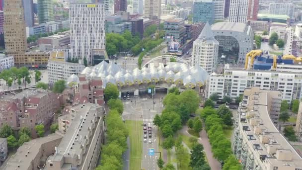 Zbliżenie Dolly. Rotterdam, Holandia. Panorama biznesowej części miasta. Domy sześcienne (Kijk-Kubus) i hala targowa (Markthol) ) — Wideo stockowe