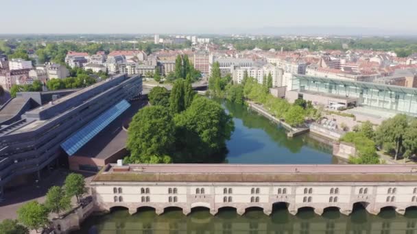 Zoom Dolly. Strasburgo, Francia. Quartiere Petite France, Diga del Vauban — Video Stock
