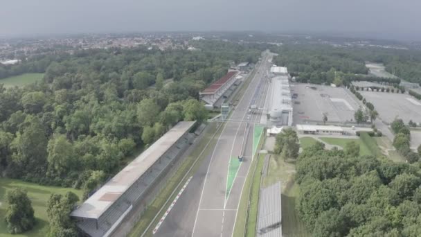 Монца, Італія. Autodromo Nazionale Monza) - гоночна траса поблизу міста Монца в Італії, на північ від Мілана. Місце проведення Гран-прі Формули-1. З повітря. 4K — стокове відео