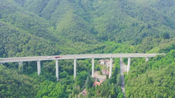 Dolly zoom. Italien, Provinz La Spezia, A12. Europastraße E80 (Transeuropäische Autobahn oder TEM). Bergstrecke mit Brücken und Tunneln — Stockvideo