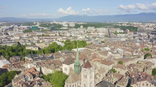 ドリーズームだ。スイスのジュネーヴ。市内を飛行する。ジュネーヴ大聖堂 — ストック動画