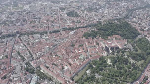 Graz, Oostenrijk. Het historische centrum luchtfoto uitzicht. De berg Schlossberg (Kasteelheuvel). 4K — Stockvideo