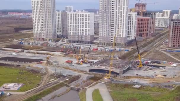 ドリーズームだ。ロシアのエカテリンブルク。川にかかる橋の建設。新建設地- Akademicheskiy) — ストック動画