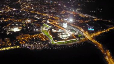 Kazan, Rusya. Kazan Kremlin 'in hava görüntüsü. Gece vakti. 4K