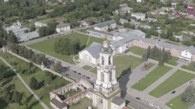 Suzdal, Rusya. Uçuş. Rizopolozhensky Manastırı, Rusya 'nın 1207 yılında kurulan en eski manastırlarından biridir. Rahip Bell Kulesi. 4K