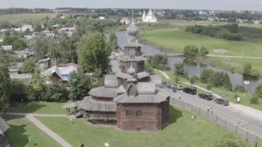 Suzdal, Rusya. Uçuş. Kozlyat 'evo köyünden dönüşüm kilisesi, 18. yüzyılın ortalarında tahta bir mimari abidesi olan Suzdal' a taşındı. 4K