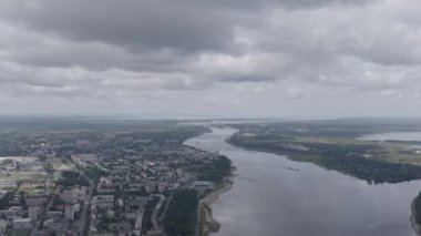 Rybinsk, Rusya. Volga nehri, ufukta Rybenskoye rezervuarının kilitleri görünüyor. 4K
