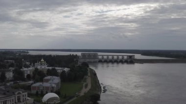 Uglich, Rusya. Yaroslavl bölgesindeki Volga nehri üzerindeki Uglich hidroelektrik santrali. Volga-Kama hidroelektrik santrallerinin bir parçası. 4K