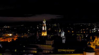 Sergiev Posad, Rusya. Trinity-Sergius Lavra, Rus Ortodoks Kilisesi 'nin en büyük erkek manastırıdır. Sergiev Posad şehrinin merkezinde yer almaktadır. Geceleyin. 4K